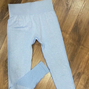 Divana tights  - Säljer ett par divana tights i en ljus blå färg💙