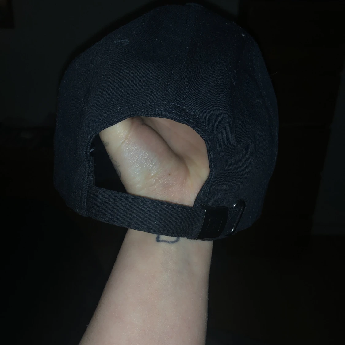 Svart keps med broderad logga - 90