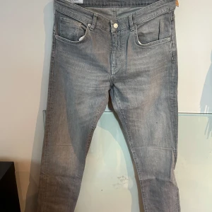 Jeans, J Lindeberg - Stekheta gåra jeans från J-Lindeberg, nya trenden! Regular fit. Orginalpris: 800kr