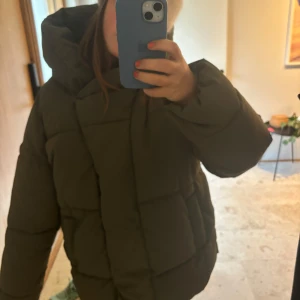 Grön vinterjacka  - Snygg vinter jacka från hm i storlek 38 kontakta innan köp nu
