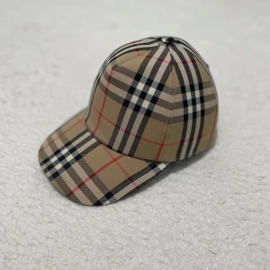 Äkta burberry keps - säljer nu en fettttt, äkta Burberry-keps som är i perfekt skick (10/10)🔥🔥. Pris: 2000 kr (nypris 3500 kr). Anledningen till försäljningen är att den är lite för liten för mig. Tyvärr har jag inte kvar boxen eller kvittot. Men den är (100% ÄKTA)🔥🔥