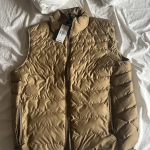 Ralph lauren väst - Säljer min jätte snygga Ralph lauren väst för att den har blivit för liten för mig, storlek m och nästan nyskick, ny pris 2800.