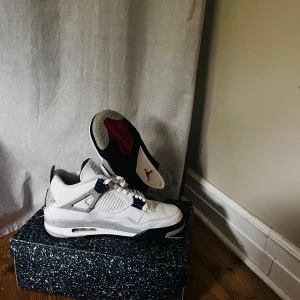 Jordan 4 - Säljer ett par Jordan 4 midnight navy i storlek 44.5. Ser helt nya och och har inga defekter. Hör av er vi d fler frågor.