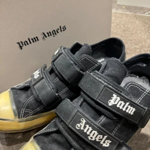 Palm angels Skor - Säljer dessa Palm angels skor jag köpte box ingår  Skicket avgör du själv ;) Inge kvitto men äkta 