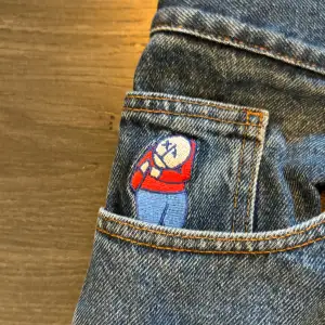 Väldigt baggy jeans som jag köpte i fel storlek, knappen är utbytt eftersom den gick sönder🫶 de är som nya nu iallafall med inga hål eller fläckar🙂‍↔️ (de ser lite ljusare ut i bilderna än i verkligheten)