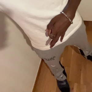 Gallery DEPT sweatpants - Sitter som storlek S, endast testade. Öppen för byten. OBS Bilden när jag har dom på & bilden från internet är inte exakt samma modell, bara liknande.