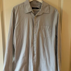 Dressman skjorta - Skjorta vit/grå/väldigt väldigt ljusblå i vissa ljus - Slim fit L (passar som M)
