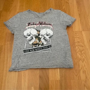 Zadig & Voltaire t-shirt - Jättefin äkta Zadig tshirt som är i storlek 12y men passar xs