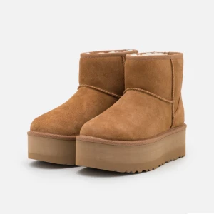 Ugg platform  - Endast använda fåtal gånger, superfint skick