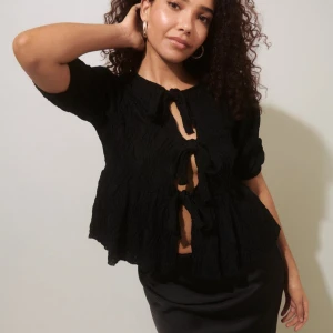 Svart trendig blus - Säljer denna superfina svarta blusen från Gina Tricot. Perfekt nu till hösten både till vardags och fest. Använt sparsamt