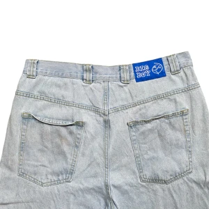 Polar big boy jeans  - Polar big boy jeans i storlek Large 🔥 Jeansen är väldigt använda och smutsiga ner till på benet som inte går bort, de är croppade, hör av dig om du vill se hur de passar 