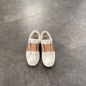 Valentino skor utan snören - Köpte dessa äkta valentinoskor från Vestiaire men säljer de då de tyvärr var för stora. De är något använda men ändå fint skick, en sömm är lite lös men det går enkelt att laga (därav priset). Hör av er vid frågor/fler bilder, pris kan diskuteras! 