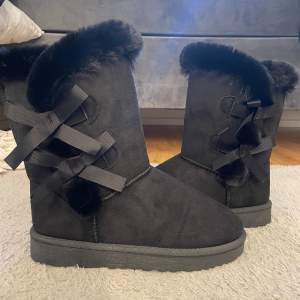 Säljer ett par helt nya supersnygga uggs med rosetter på sidan i storlek 39. Det står 40 för det är ett annat lands storlek! Skulle säga att den även passar strl 38 ifall man har lite tjockare strumpor. Perfekta nu inför hösten och vintern!!