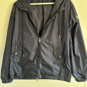 Moncler wondbreaker - Säljer nu min moncler windbreaker eftersom den är för stor. Dragkedjan är lite trasig men går att fixa. Kontakta för fler frågor. Skick 7/10