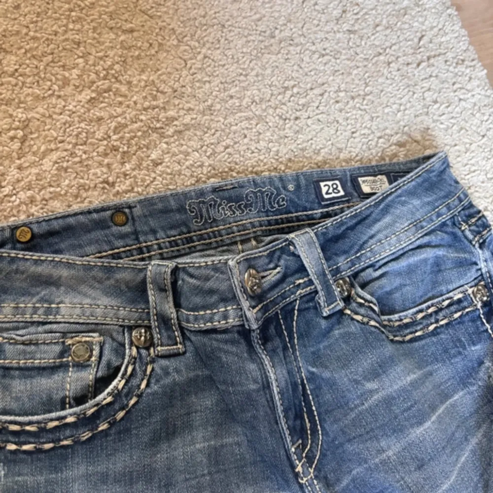 Säljer mina miss me jeans, bilderna e från nån annan jag köpte byxorna från. Den är i storlek 28 o midjemåtet runt hela är 77 cm o midjemått rakt över är 39 cm. De är i fint skick men en knapp e borta se sista bild.  Pris kan diskuteras vid snabb köp. Jeans & Byxor.