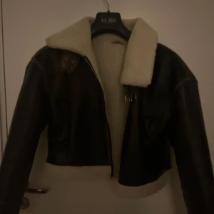 Jätte fin jacka  - Jätte fin jacka som är använd ett fåtal gånger.  Färg: brun svart beige  Storlek: S   PRIS KAN DISKUTERAS! 