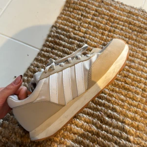Adidas sneakers - Säljer dessa adidas sneakers i storlek 38 då de är för små. De är bara använda några gånger så de är i bra skick