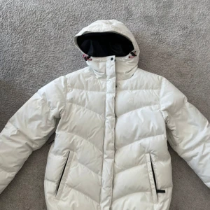 Vit vinterjacka  - Superfin vinterjacka, i bra skick!!