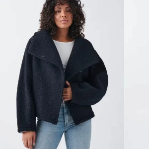 Jacka Gina tricot  - Säljer denna jacka då den inte kommer till användning. Den är i nyskick🩵