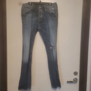 Dsquared2 jeans - Blåa Dsquared jeans i storlek 40. 