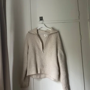 Stickad tröja  - Super fin tröja perfekt till alla tillfällen. 