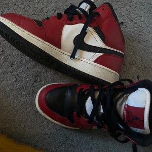 Jordan 1  - Säljer mina assnygga Jordan 1 Chicago black mid. Superbekväma, men har tröttnat lite på dem därför säljer jag😊💕