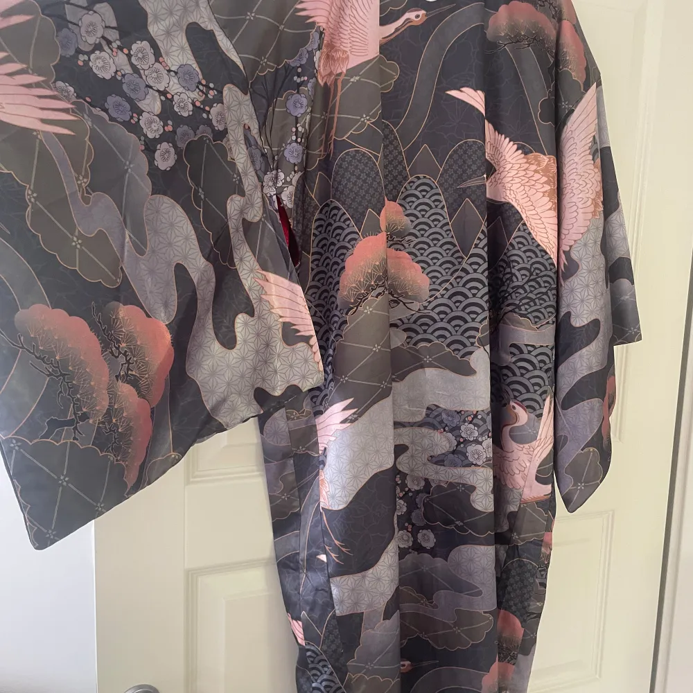 Fantastisk kimono från adidas Rita Ora. Vändbar, knappt använd! Passar S-L. Tröjor & Koftor.