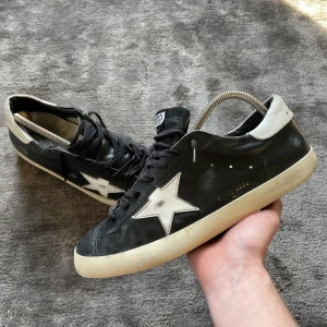Golden goose - Säljer dessa feta golden goose skor i storlek 43. Dom är självklart äkta och perfekt för vinterväder. Skick enligt bild