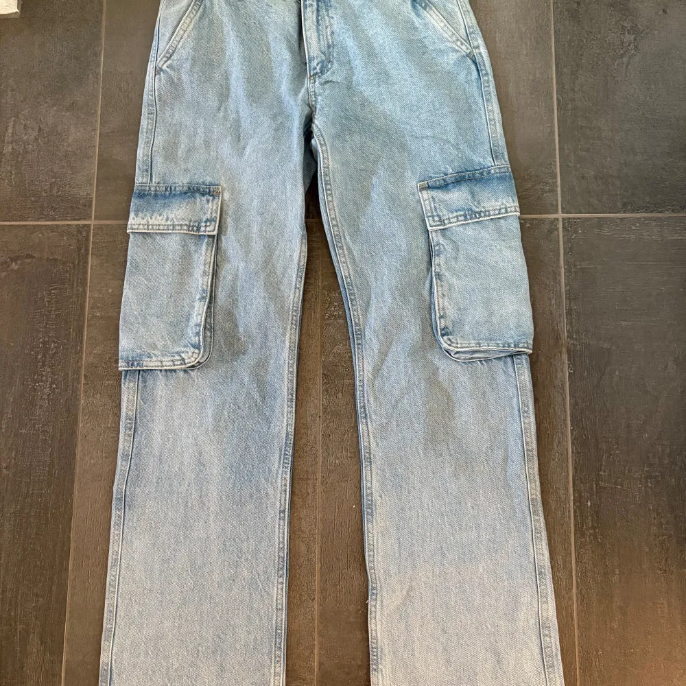 Snygga lågmidjade cargo jeans från Gina tricot! Använd en gång! Pris kan diskuteras!. Jeans & Byxor.