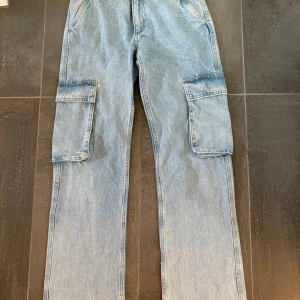 Cargo jeans  - Snygga lågmidjade cargo jeans från Gina tricot! Använd en gång! Pris kan diskuteras!