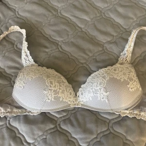 Intimissimi Bh - Säljer denna fina bh från intimissmi, endast använd 1 gång, i storlek 80B men det står ej då jag klippte bort lappen… nypris: 499, mitt pris: 300