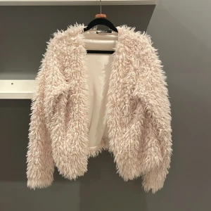 Mysig kofta - Den är i mycket bra skick och sällan använd. Perfekt till hösten eller en snygg outfit! Priset kan diskuteras!