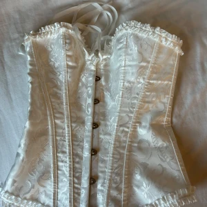 Vit korsett - Hej! Säljer eftersom den va för liten. Helt ny endast testad.