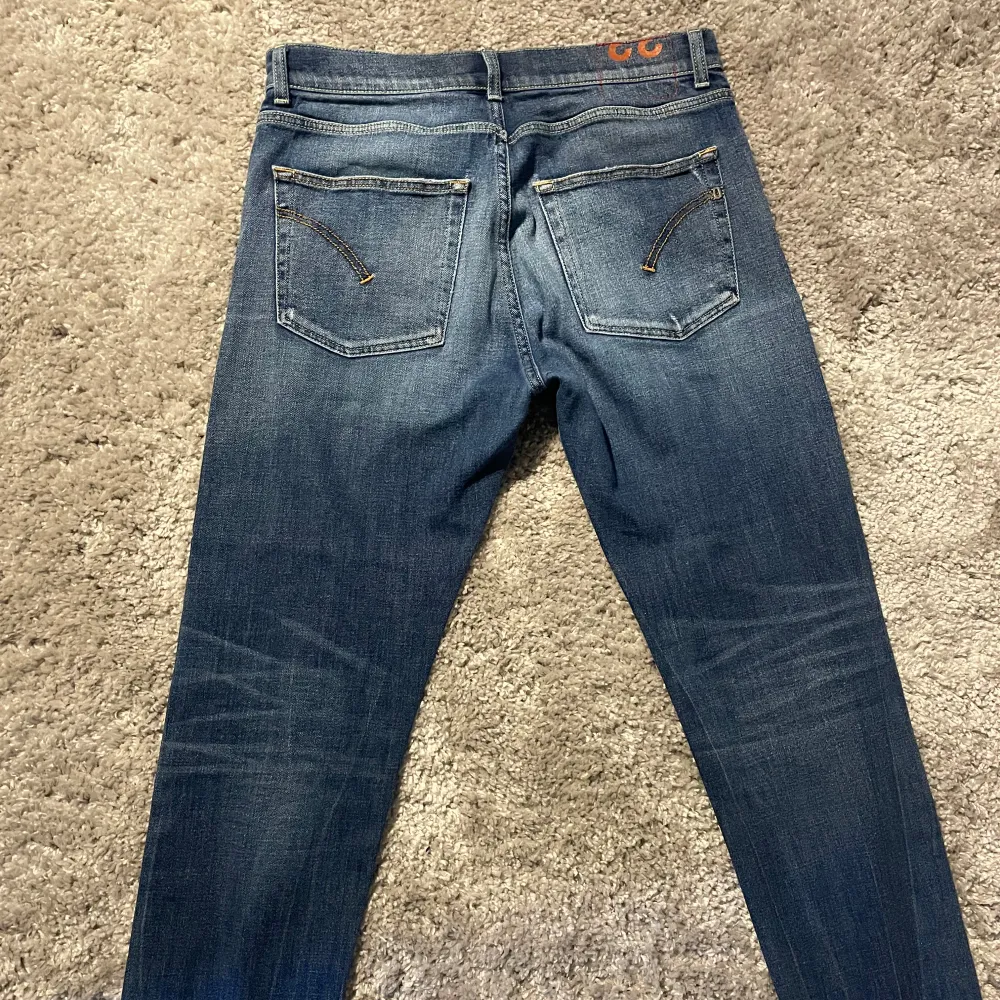 Ett par snygga dondup Jeans i storlek 33. Skick 8/10. Nypris ca 2500 mitt pris 750. Bara att höra av sig vid frågor och funderingar🔥🔥. Jeans & Byxor.