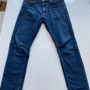 Nudie jeans - Hej! Säljer nu ett par av mina nudie jeans pga att jag aldrig använder de, köpte de på Tremark i Alingsås. De är stilrena och en snygg detalj är att dem har orangea sömmar. Dessa är uppsydda någon cm i benen därav de låga priset. Kontakta vid frågor!