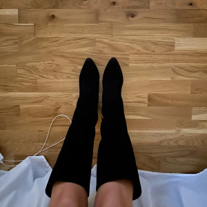 Äkta mockastövlar - Stövlar i äkta mocka från DiNuovo, liknar de populära från twist and tango. Nypris 1.700. Gillar dess väldigt mycket men kommer inte till användning då jag har flera par, nyskick! Jättesköna att gå i, har vanligtvis 38 men dessa passar perfekt ändå