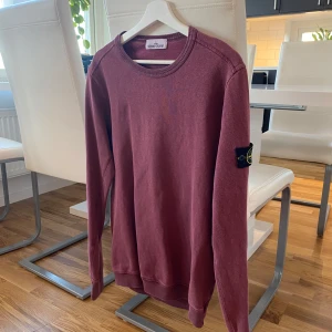 Stone Island crewneck - Hej! Säljer nu min Stone Island crewneck som inte kommer till användning och bara ligger i en byrå låda här hemma. Bara att kontakta mig om ni har några frågor!