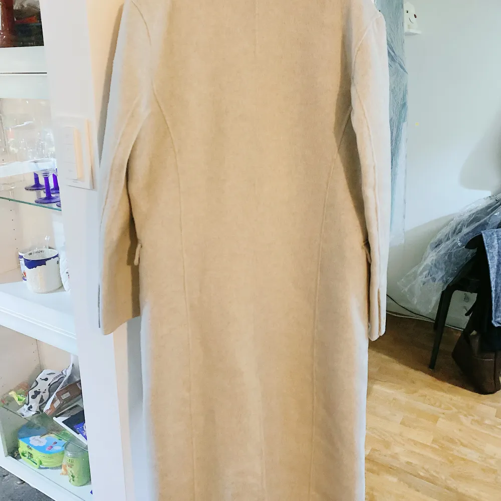 Woollen coat for winter with high quality fabric to keep warm.  Two pieces (coat and vest). Length from should to end : 110cm I’m about 158/159cm so reaches my ankle. 100%new with tag. Size M. Jackor.