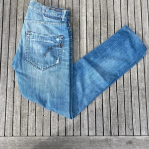 Dundup - Säljer ett par feta dondup slim fit i storlek 32. Jeansen är i jätte bra skick och passar alla mellan 172-180. Hör av er vid frågor🍾