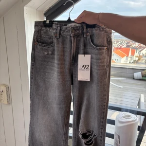 Lågmidjade bootcut jeans - Säljer dessa super snygga grå tvättade jeans från stradivarius!  De var tyvärr små i storleken och därav säljer jag dom.  Skulle passa en 36/38 (jag har oftast 38)  Dom är perfekt långa för mig som är 175!💕 Buda gärna. Priset är inte hugget i sten.