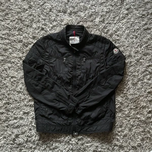 Moncler jacka  - Moncler jacka (windbreaker) ] Strl M (S) ] Skick 8/10 ] Mitt pris 1699 ]