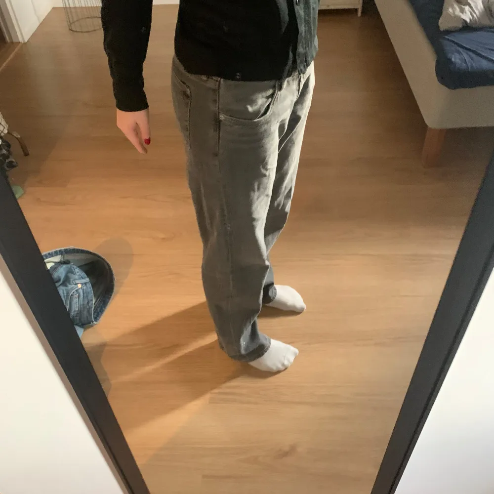 Säljer ett par arrow low straight jeans i färgen grå från weekday. Storlek 30W 30L och passar mig som oftast bär S. Köpta för 500kr men säljer för 200kr, sparsamt använda.. Jeans & Byxor.