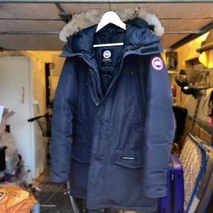 Canada goose langford - Köpt för 4 år sen på nk den är stor i storleken men varm storlek L