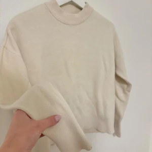 Beige finstickad tröja - Finstickad beige tröja, använd några gånger men fortfarande fin!