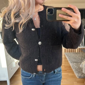 Stickad kofta - Från Gina! I premium quality materialet, så noppras inte enkelt! Storlek L men sitter bra på mig som brukar bära xs/s. Bra skick 🌟 Säljer även jeansen i annonsen!