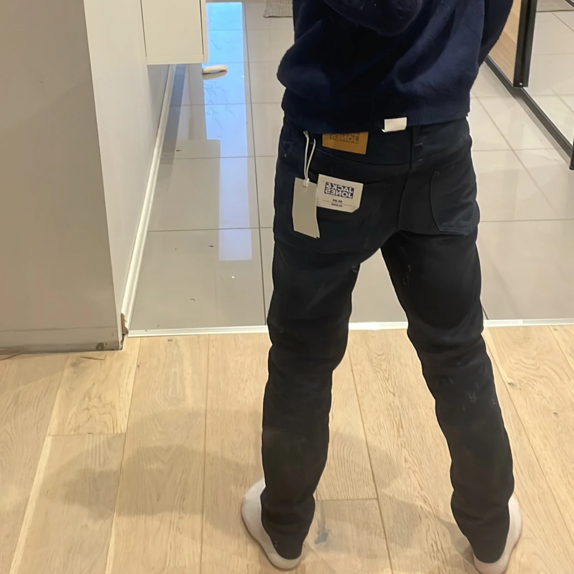 Mörkblå jeans med slitningar - 92