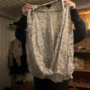 Blus - Blus med orm mönster på