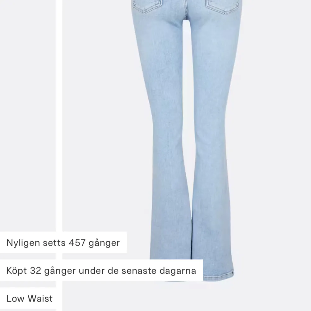 säljer dessa ljus blå jeans ifrån bik bok, skicket är super och nypris är 699💕💕. Jeans & Byxor.