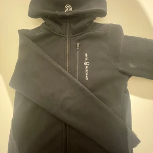 Sailracing hoodie  - En fin hoodie i jätte bra skick utan skador.