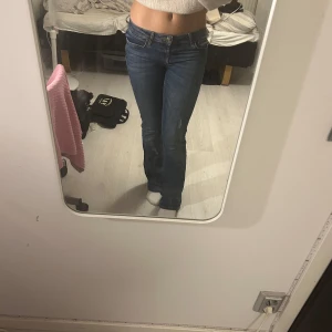 Lågmidjade jeans - Fina jeans från Zara som inte längre används. Fint skick förutom en liten slitning längst ner (se sista bilden). Väldigt stretchiga och sköna. Nypris 399kr🫶